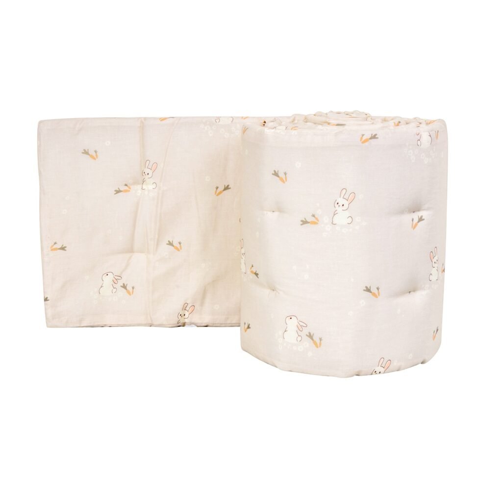 Sengerand - Blød sengerand 360x30 cm - Sød beige kanin kollektion til baby og babysengen - Sengerand til tremmeseng - Nordstrand Home babytilbehør