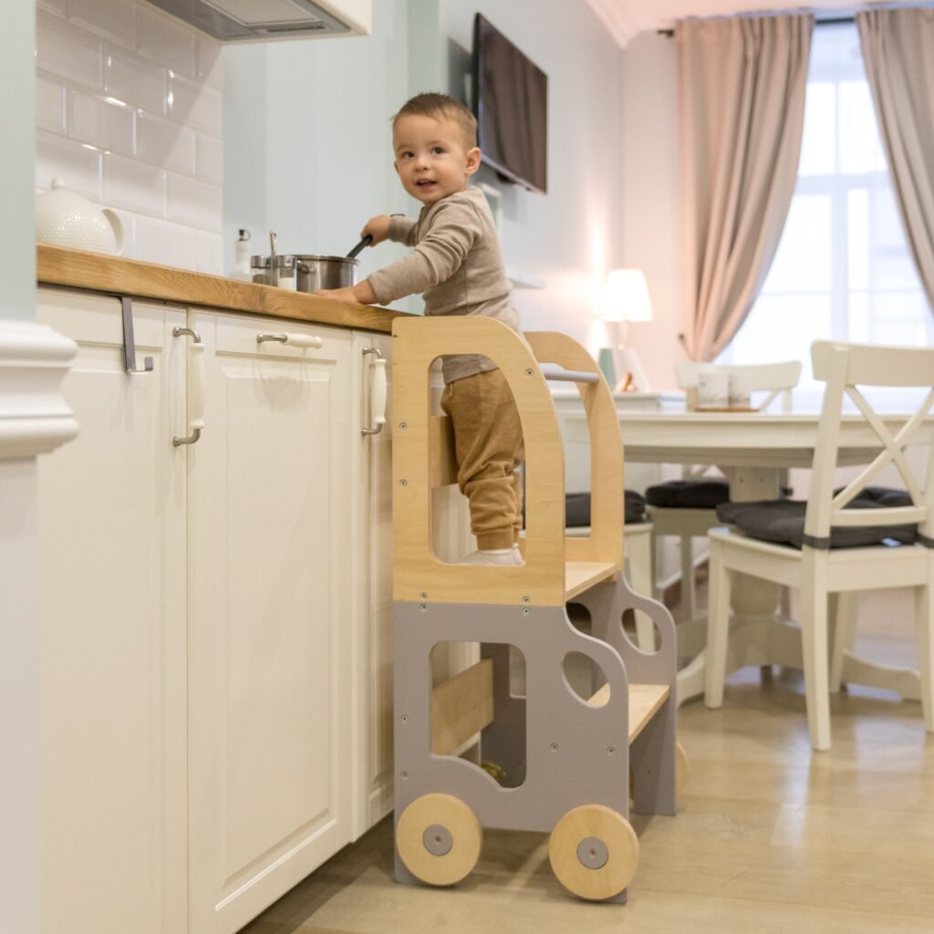Køkkentrappe / montessori-læringstårn: bord, stol og trappe i ét til barn, grå og naturfarvet
