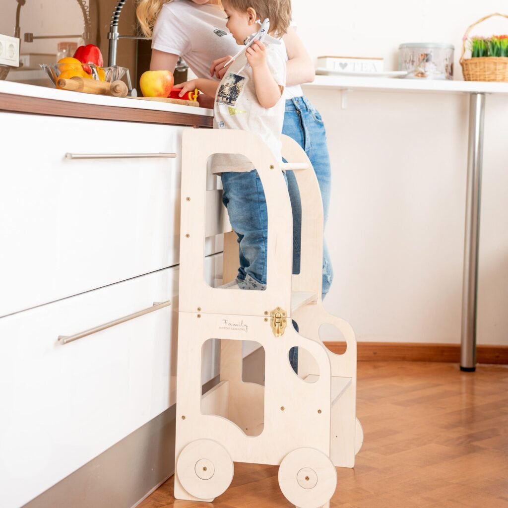 Køkkentrappe / montessori-læringstårn: bord, stol og trappe i ét til barn, naturfarvet